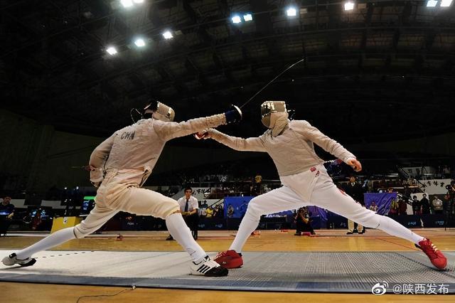 英国击剑选手斩获奖牌，技艺精湛