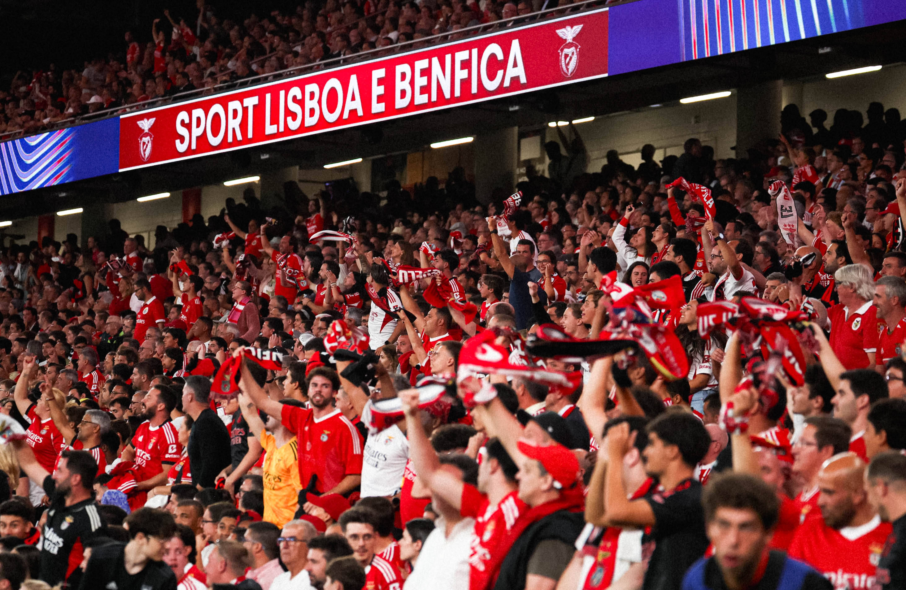 阿贾克斯主场取胜，晋级显然