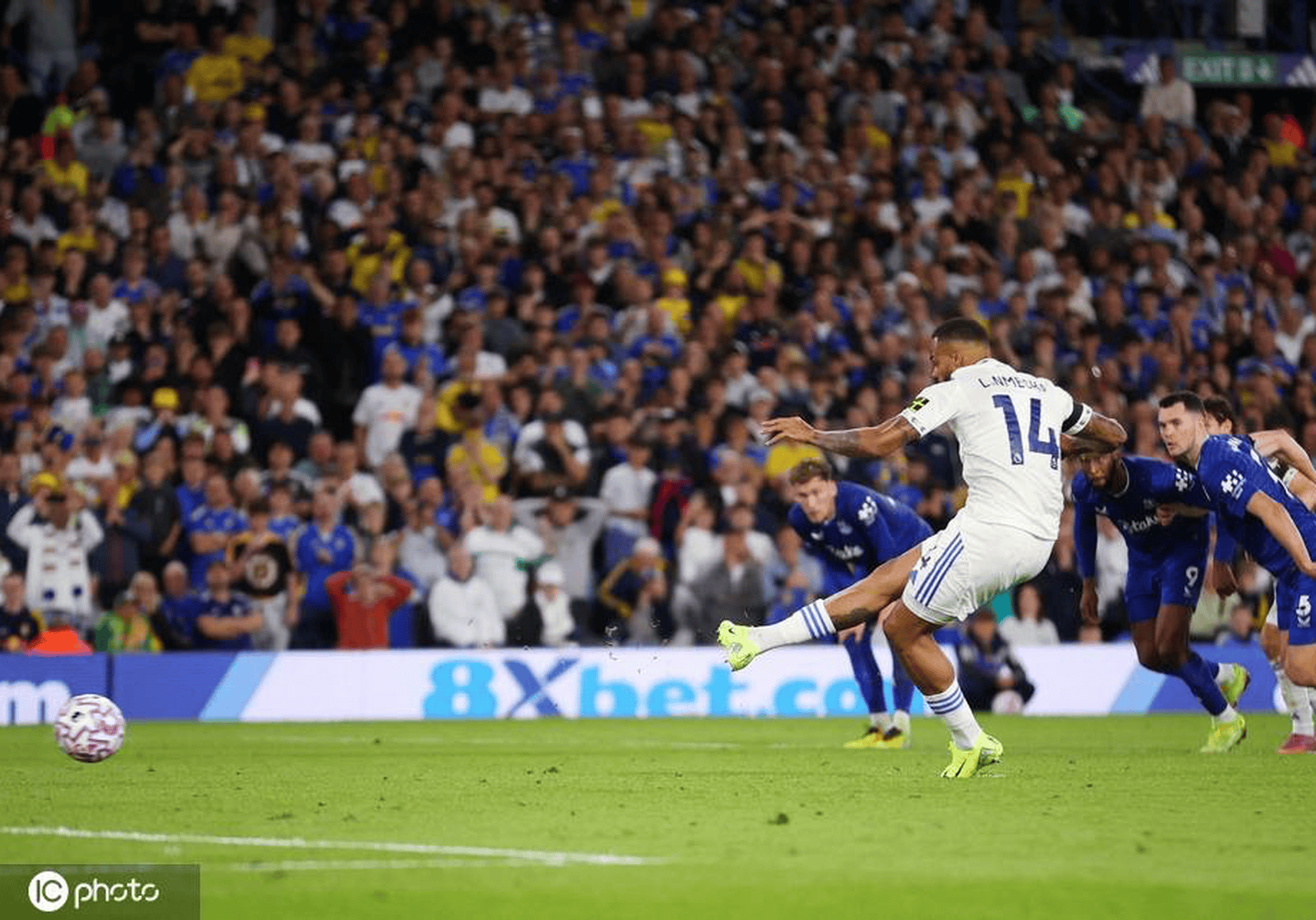 利兹联客场一波三折，英冠榜首之争陷入僵局的简单介绍